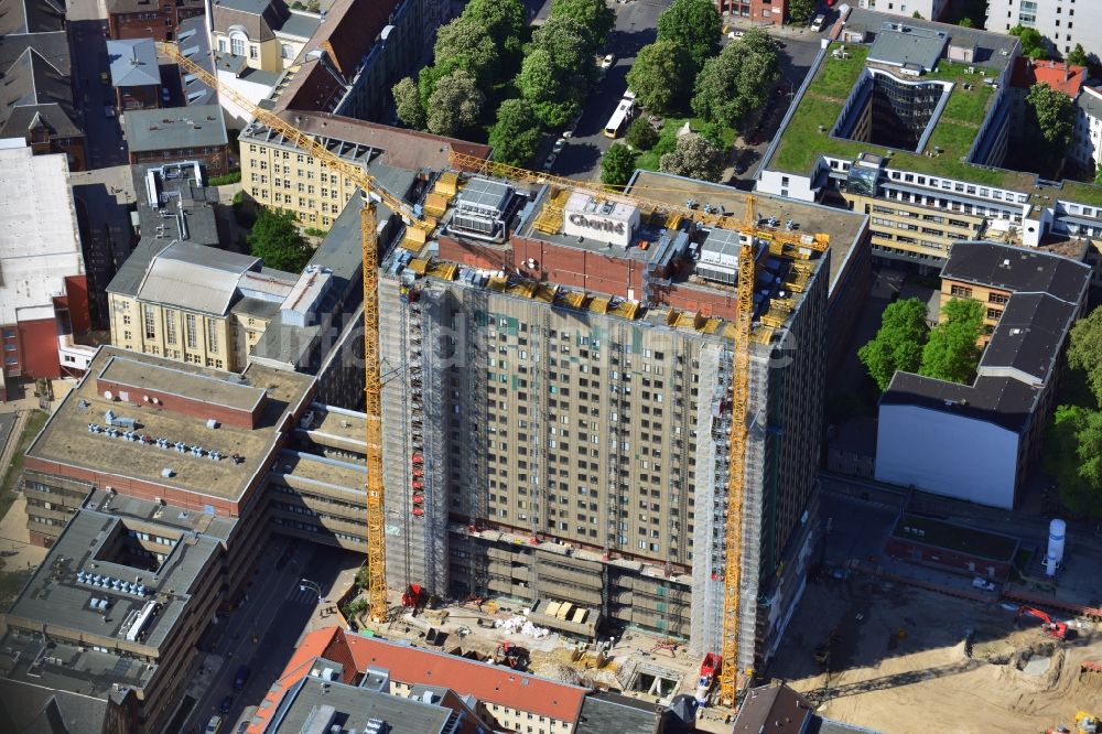 Luftaufnahme Berlin Mitte - Sanierungs- und Umbauarbeiten am Hochhaus des Bettenturmes im Universitätsklinikum Campus Charite Mitte ( CCM ) im Ortsteil Mitte in Berlin