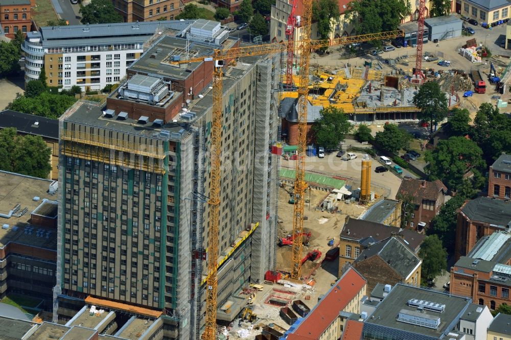 Berlin Mitte von oben - Sanierungs- und Umbauarbeiten am Hochhaus des Bettenturmes im Universitätsklinikum Campus Charite Mitte ( CCM ) im Ortsteil Mitte in Berlin