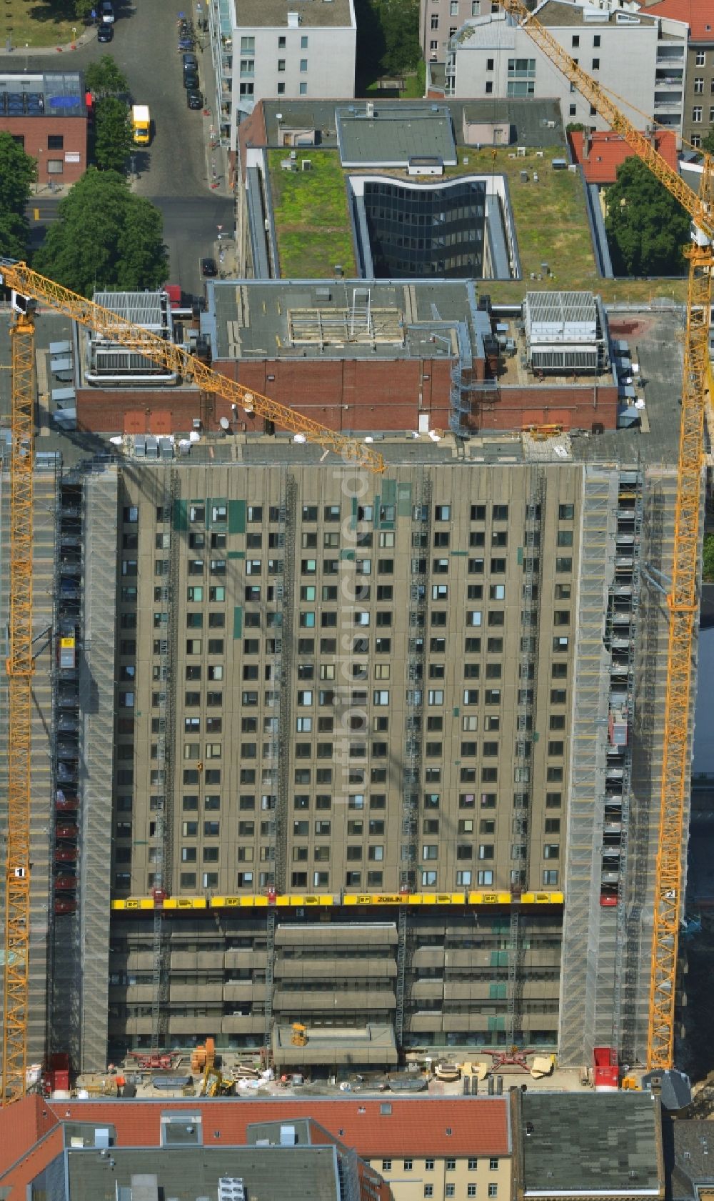 Luftaufnahme Berlin Mitte - Sanierungs- und Umbauarbeiten am Hochhaus des Bettenturmes im Universitätsklinikum Campus Charite Mitte ( CCM ) im Ortsteil Mitte in Berlin