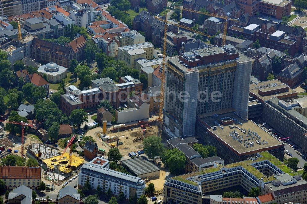 Luftbild Berlin Mitte - Sanierungs- und Umbauarbeiten am Hochhaus des Bettenturmes im Universitätsklinikum Campus Charite Mitte ( CCM ) im Ortsteil Mitte in Berlin