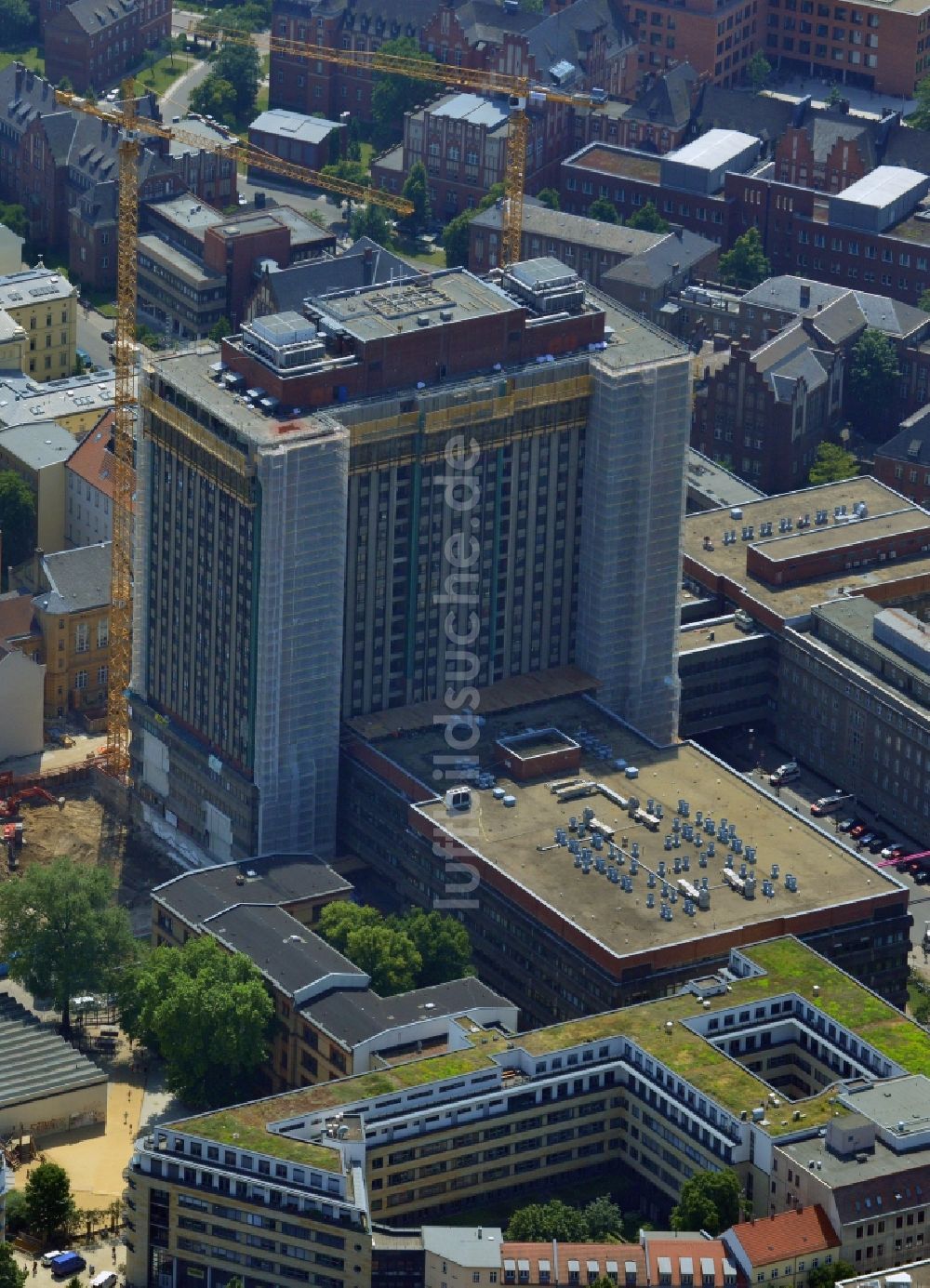 Luftaufnahme Berlin Mitte - Sanierungs- und Umbauarbeiten am Hochhaus des Bettenturmes im Universitätsklinikum Campus Charite Mitte ( CCM ) im Ortsteil Mitte in Berlin