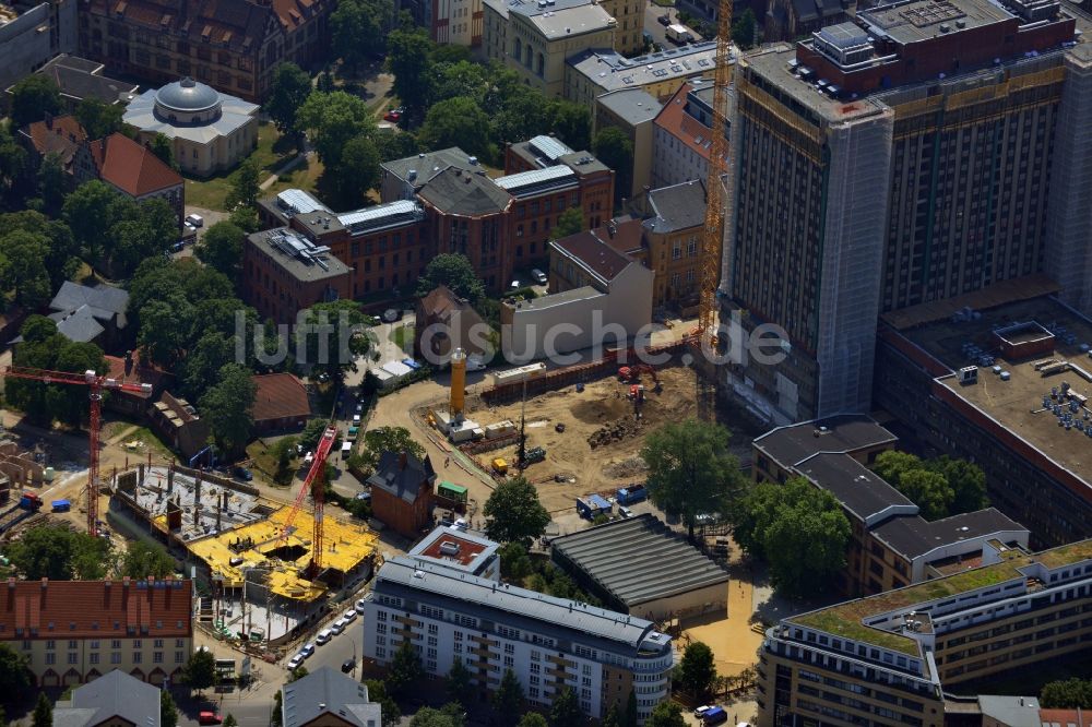 Berlin Mitte aus der Vogelperspektive: Sanierungs- und Umbauarbeiten am Hochhaus des Bettenturmes im Universitätsklinikum Campus Charite Mitte ( CCM ) im Ortsteil Mitte in Berlin