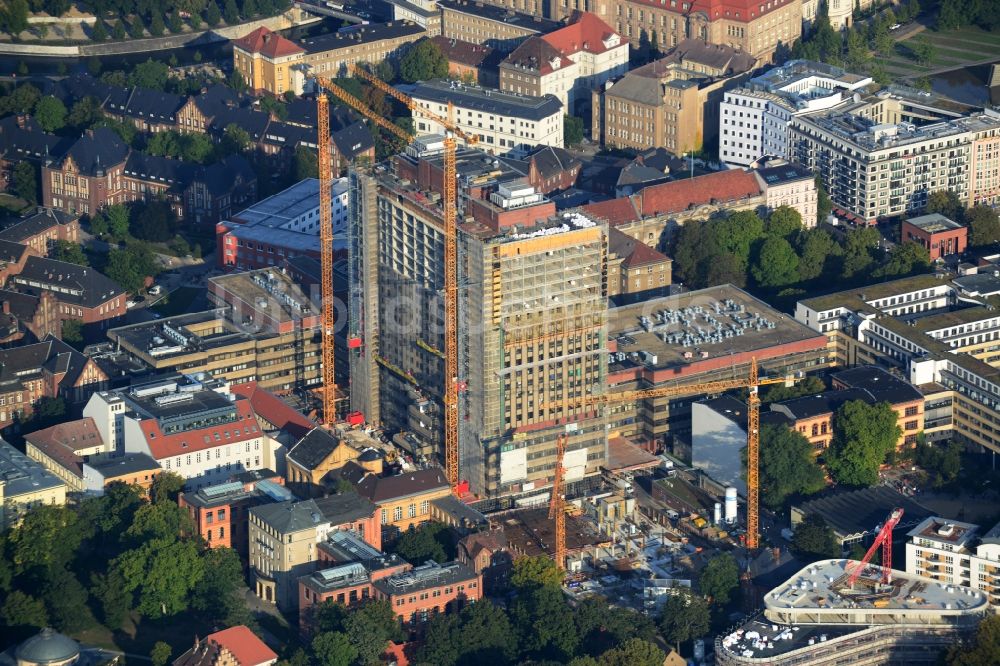 Berlin Mitte von oben - Sanierungs- und Umbauarbeiten am Hochhaus des Bettenturmes im Universitätsklinikum Campus Charite Mitte ( CCM ) im Ortsteil Mitte in Berlin