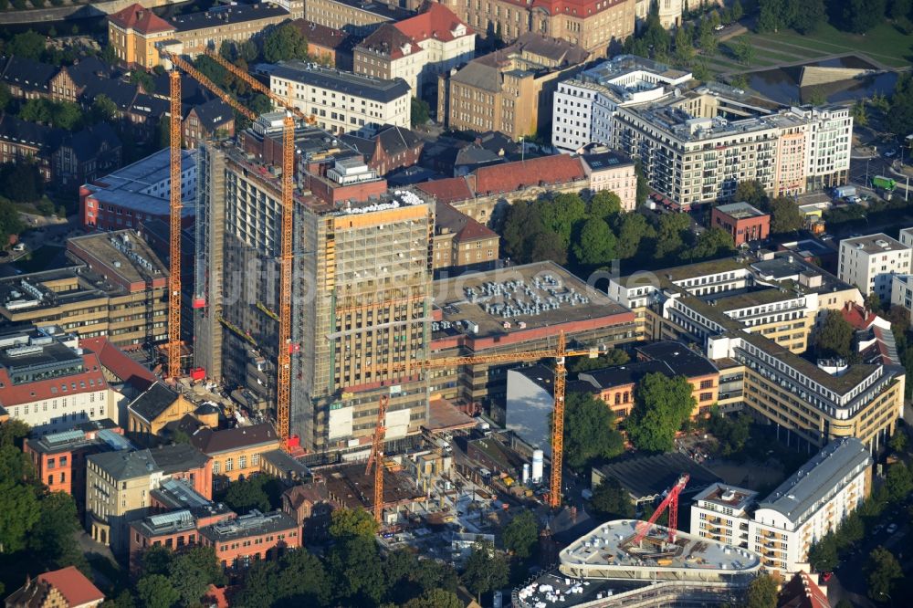 Berlin Mitte aus der Vogelperspektive: Sanierungs- und Umbauarbeiten am Hochhaus des Bettenturmes im Universitätsklinikum Campus Charite Mitte ( CCM ) im Ortsteil Mitte in Berlin