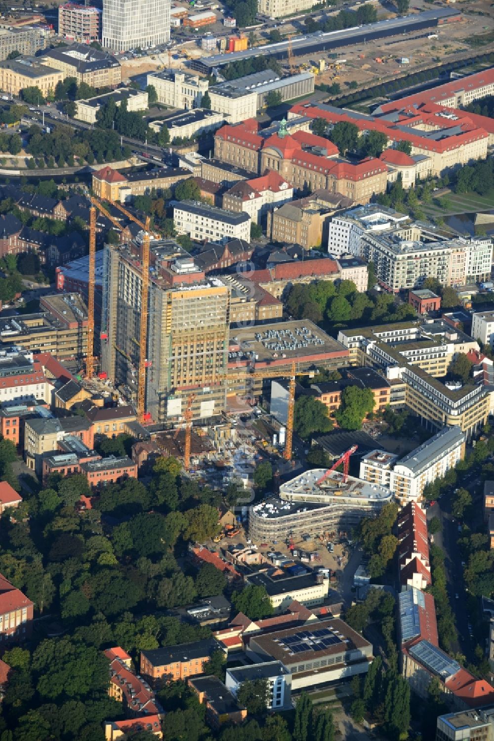 Berlin Mitte aus der Vogelperspektive: Sanierungs- und Umbauarbeiten am Hochhaus des Bettenturmes im Universitätsklinikum Campus Charite Mitte ( CCM ) im Ortsteil Mitte in Berlin