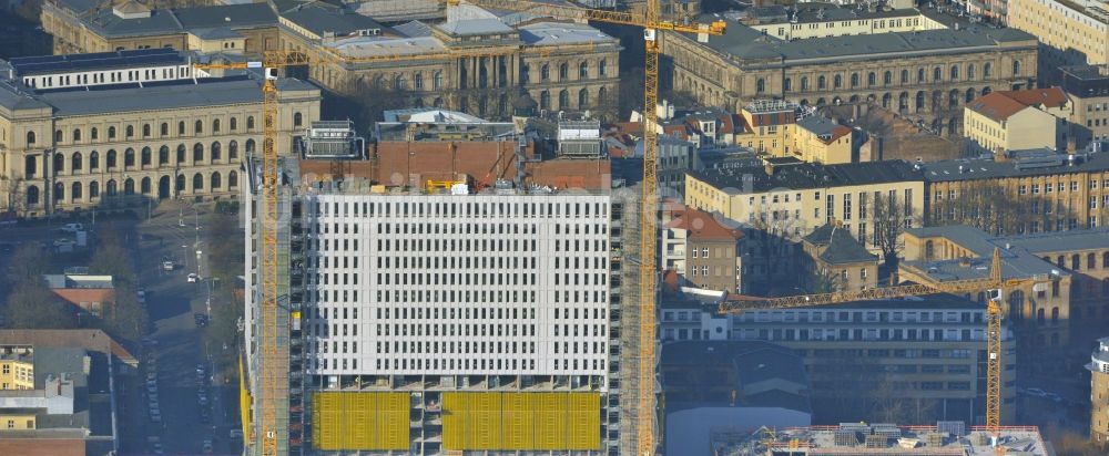 Luftaufnahme Berlin - Sanierungs- und Umbauarbeiten am Hochhaus des Bettenturmes im Universitätsklinikum Campus Charite Mitte ( CCM ) im Ortsteil Mitte in Berlin