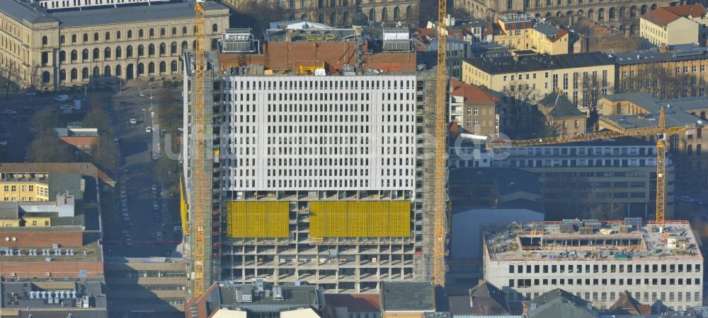 Berlin von oben - Sanierungs- und Umbauarbeiten am Hochhaus des Bettenturmes im Universitätsklinikum Campus Charite Mitte ( CCM ) im Ortsteil Mitte in Berlin