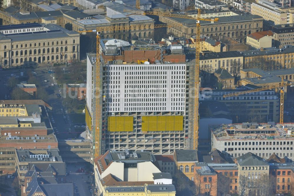 Luftbild Berlin - Sanierungs- und Umbauarbeiten am Hochhaus des Bettenturmes im Universitätsklinikum Campus Charite Mitte ( CCM ) im Ortsteil Mitte in Berlin