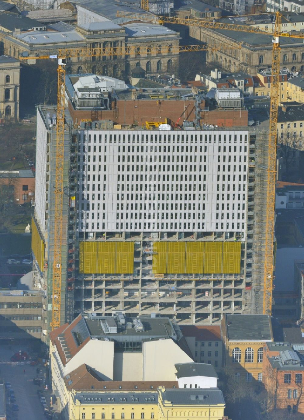 Luftaufnahme Berlin - Sanierungs- und Umbauarbeiten am Hochhaus des Bettenturmes im Universitätsklinikum Campus Charite Mitte ( CCM ) im Ortsteil Mitte in Berlin