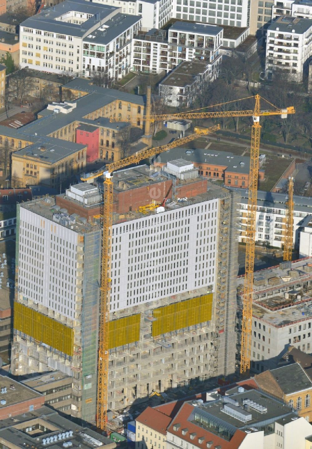 Berlin aus der Vogelperspektive: Sanierungs- und Umbauarbeiten am Hochhaus des Bettenturmes im Universitätsklinikum Campus Charite Mitte ( CCM ) im Ortsteil Mitte in Berlin