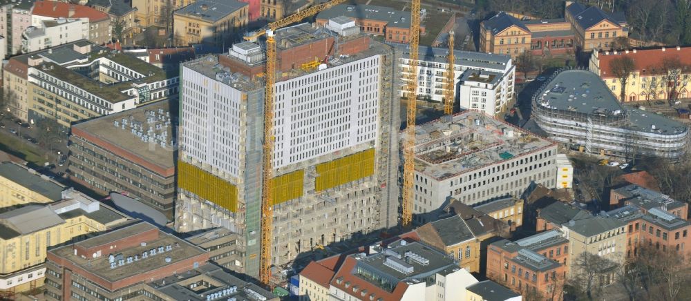 Luftbild Berlin - Sanierungs- und Umbauarbeiten am Hochhaus des Bettenturmes im Universitätsklinikum Campus Charite Mitte ( CCM ) im Ortsteil Mitte in Berlin