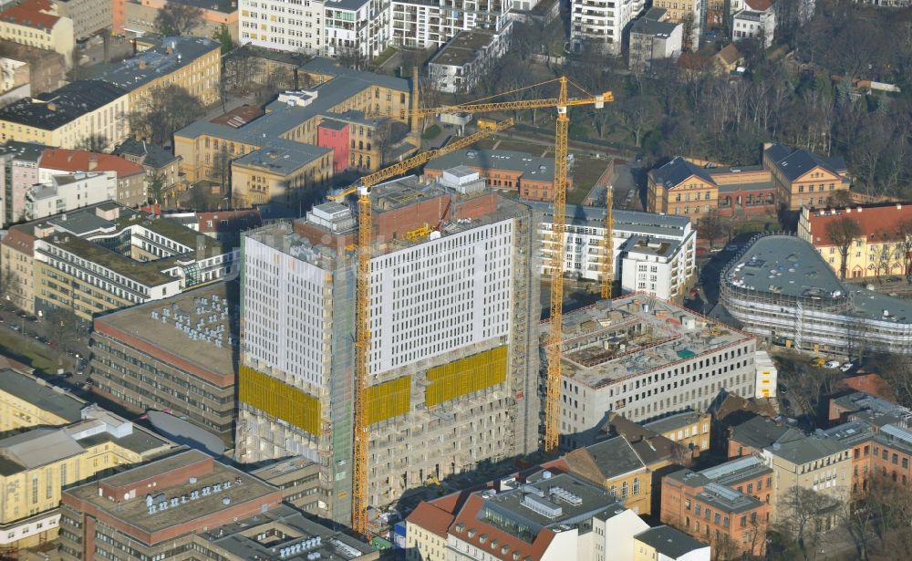 Luftaufnahme Berlin - Sanierungs- und Umbauarbeiten am Hochhaus des Bettenturmes im Universitätsklinikum Campus Charite Mitte ( CCM ) im Ortsteil Mitte in Berlin