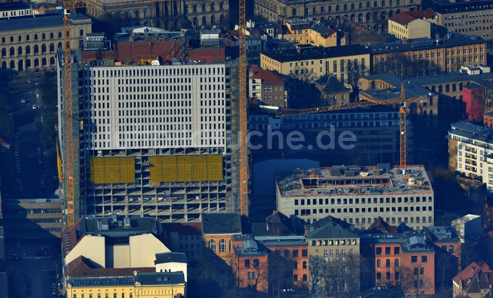 Berlin von oben - Sanierungs- und Umbauarbeiten am Hochhaus des Bettenturmes im Universitätsklinikum Campus Charite Mitte ( CCM ) im Ortsteil Mitte in Berlin