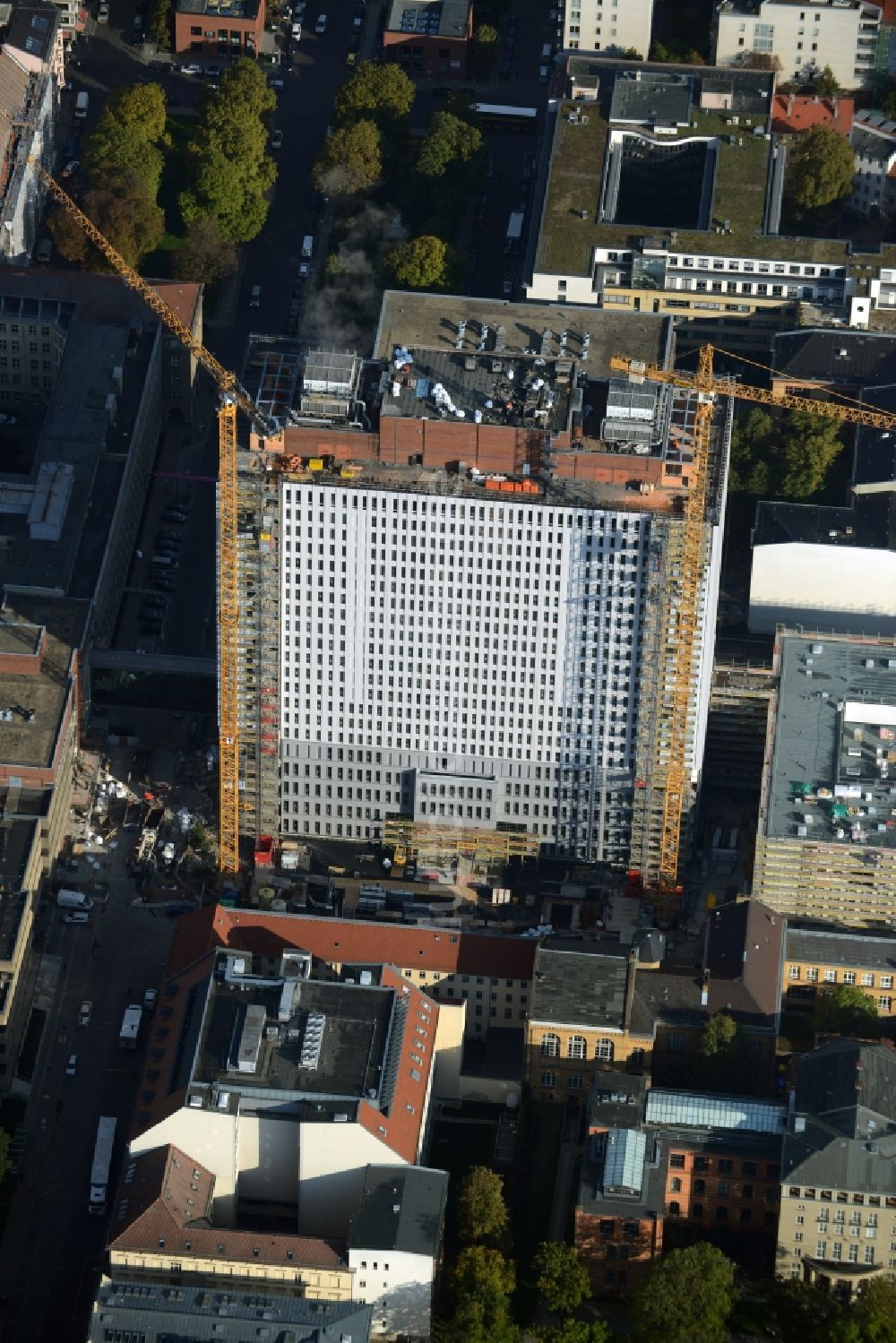 Berlin aus der Vogelperspektive: Sanierungs- und Umbauarbeiten am Hochhaus des Bettenturmes im Universitätsklinikum Campus Charite Mitte ( CCM ) im Ortsteil Mitte in Berlin