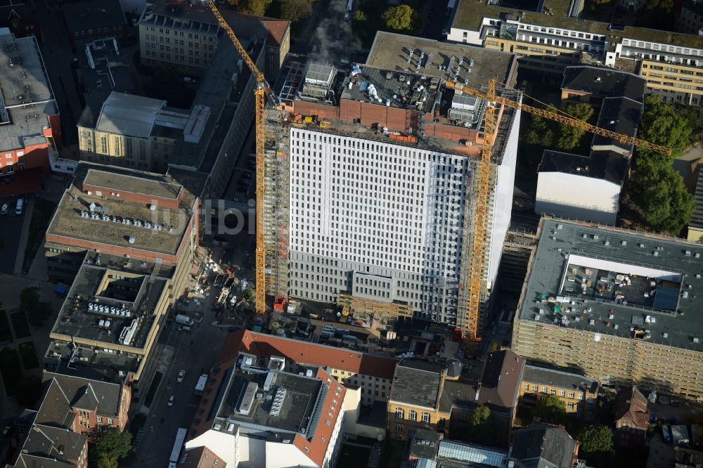 Luftbild Berlin - Sanierungs- und Umbauarbeiten am Hochhaus des Bettenturmes im Universitätsklinikum Campus Charite Mitte ( CCM ) im Ortsteil Mitte in Berlin