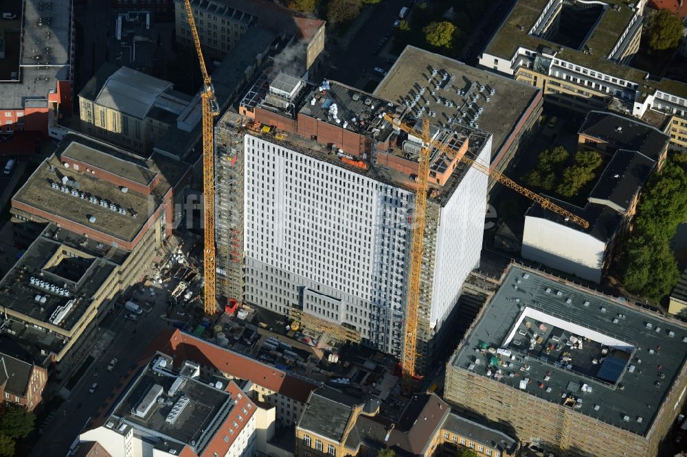 Luftaufnahme Berlin - Sanierungs- und Umbauarbeiten am Hochhaus des Bettenturmes im Universitätsklinikum Campus Charite Mitte ( CCM ) im Ortsteil Mitte in Berlin