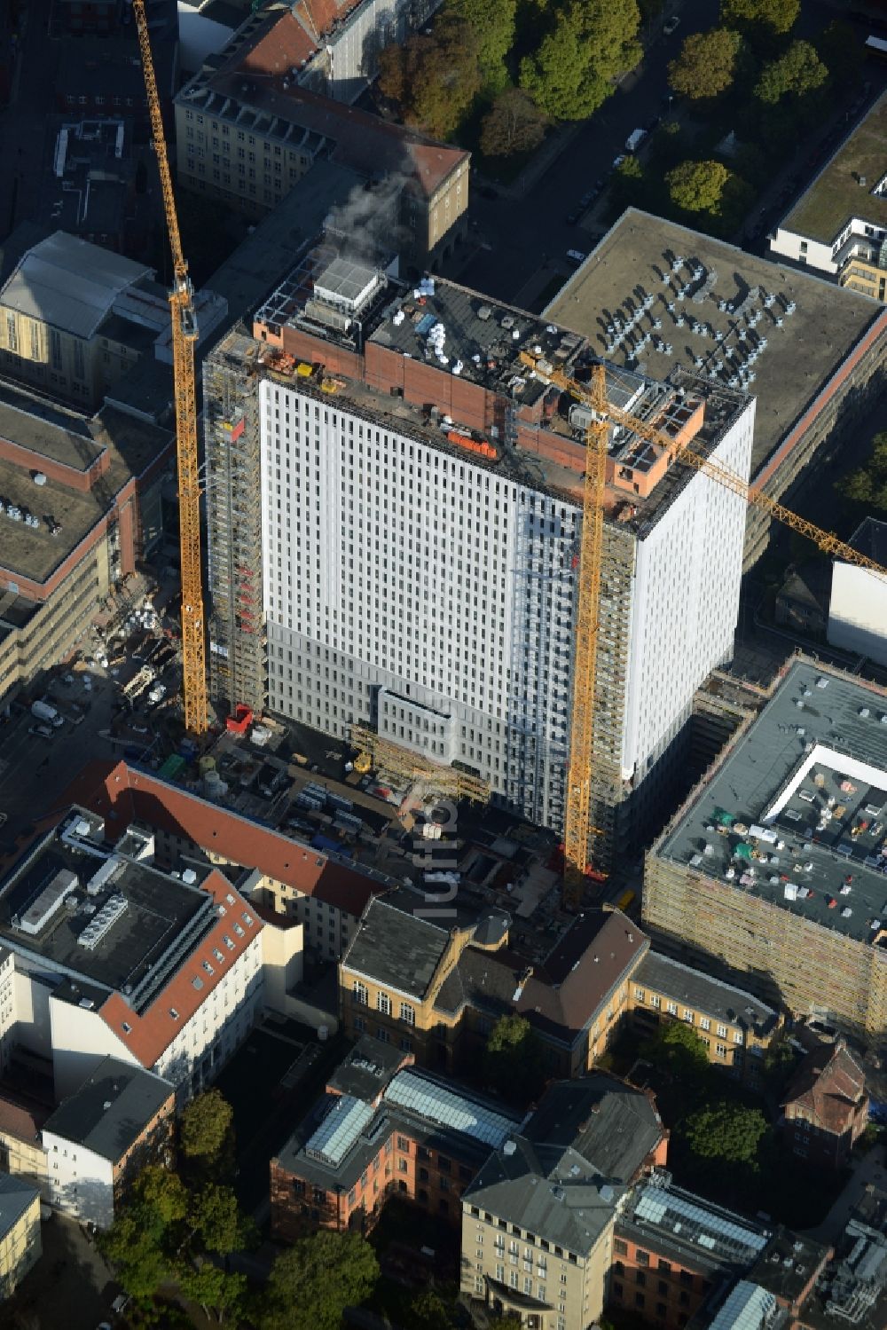 Berlin von oben - Sanierungs- und Umbauarbeiten am Hochhaus des Bettenturmes im Universitätsklinikum Campus Charite Mitte ( CCM ) im Ortsteil Mitte in Berlin