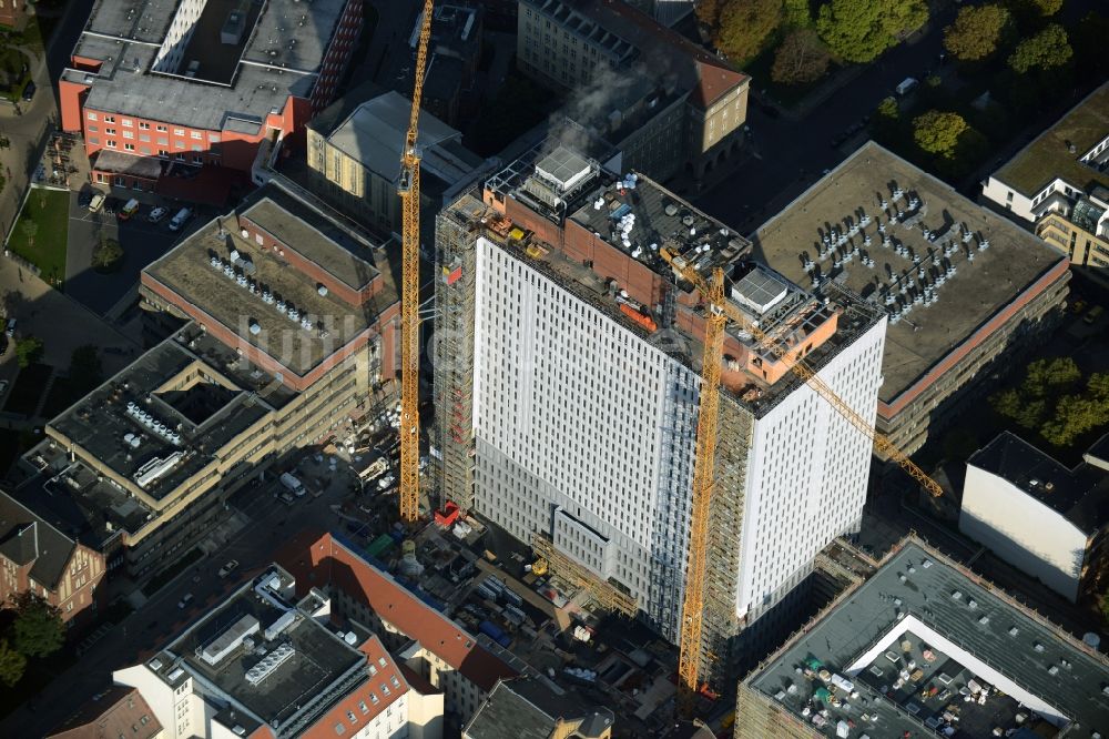 Berlin aus der Vogelperspektive: Sanierungs- und Umbauarbeiten am Hochhaus des Bettenturmes im Universitätsklinikum Campus Charite Mitte ( CCM ) im Ortsteil Mitte in Berlin