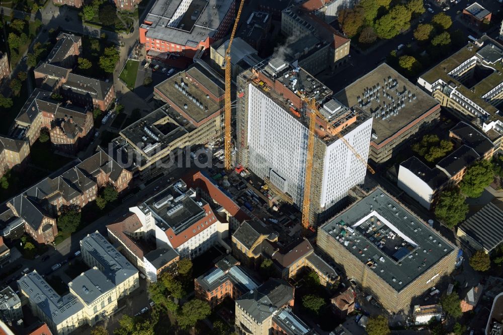 Luftbild Berlin - Sanierungs- und Umbauarbeiten am Hochhaus des Bettenturmes im Universitätsklinikum Campus Charite Mitte ( CCM ) im Ortsteil Mitte in Berlin