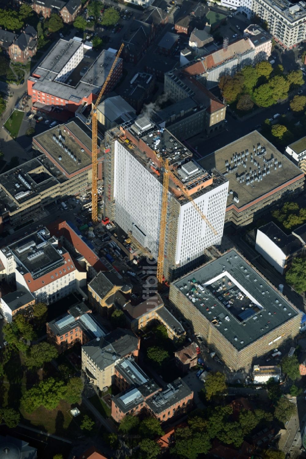 Luftaufnahme Berlin - Sanierungs- und Umbauarbeiten am Hochhaus des Bettenturmes im Universitätsklinikum Campus Charite Mitte ( CCM ) im Ortsteil Mitte in Berlin