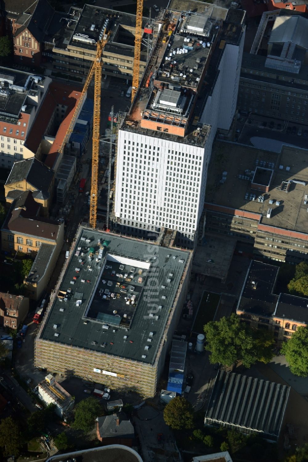 Berlin von oben - Sanierungs- und Umbauarbeiten am Hochhaus des Bettenturmes im Universitätsklinikum Campus Charite Mitte ( CCM ) im Ortsteil Mitte in Berlin