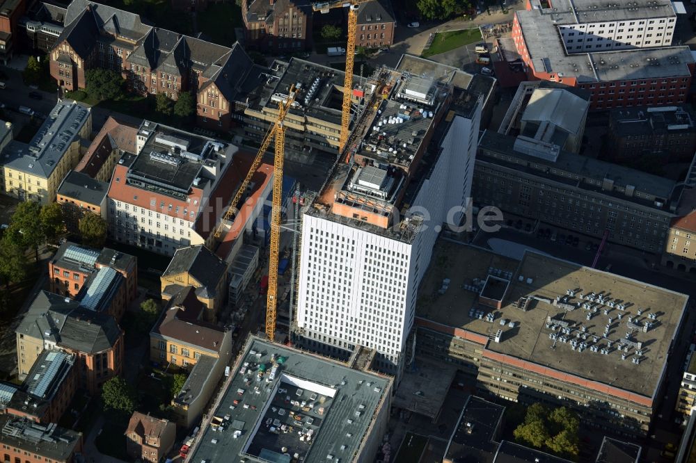 Berlin aus der Vogelperspektive: Sanierungs- und Umbauarbeiten am Hochhaus des Bettenturmes im Universitätsklinikum Campus Charite Mitte ( CCM ) im Ortsteil Mitte in Berlin