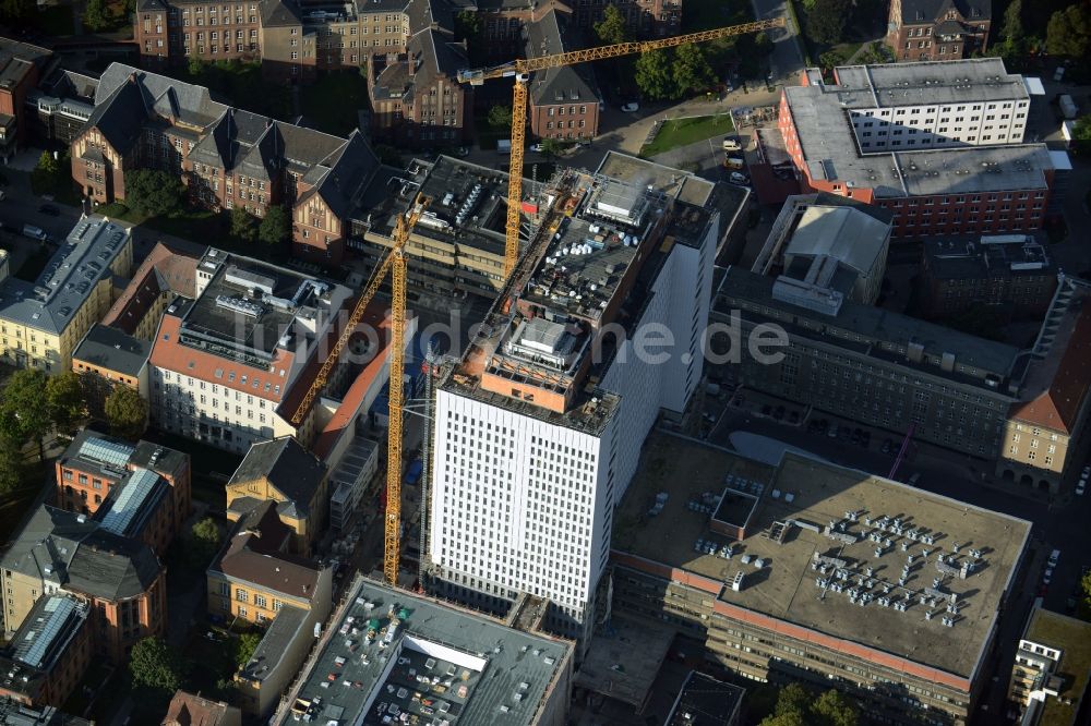 Luftbild Berlin - Sanierungs- und Umbauarbeiten am Hochhaus des Bettenturmes im Universitätsklinikum Campus Charite Mitte ( CCM ) im Ortsteil Mitte in Berlin