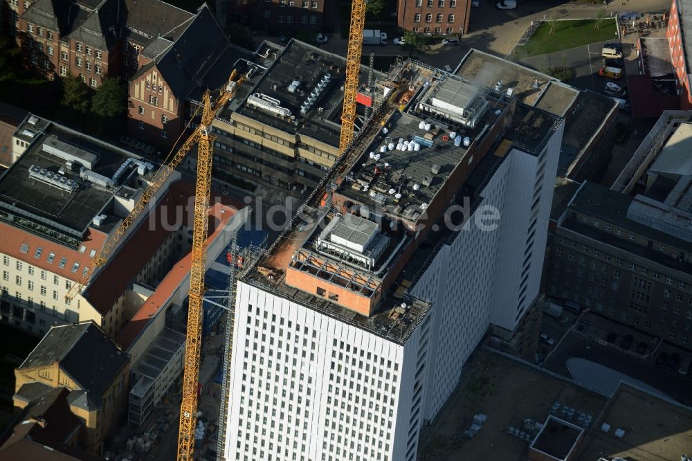 Luftaufnahme Berlin - Sanierungs- und Umbauarbeiten am Hochhaus des Bettenturmes im Universitätsklinikum Campus Charite Mitte ( CCM ) im Ortsteil Mitte in Berlin