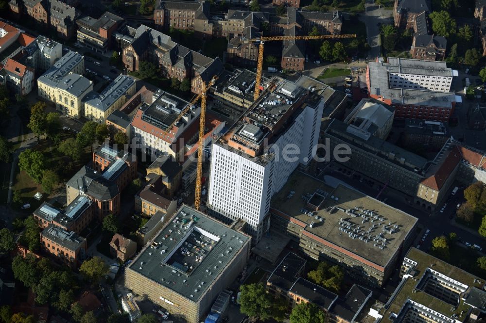 Berlin von oben - Sanierungs- und Umbauarbeiten am Hochhaus des Bettenturmes im Universitätsklinikum Campus Charite Mitte ( CCM ) im Ortsteil Mitte in Berlin