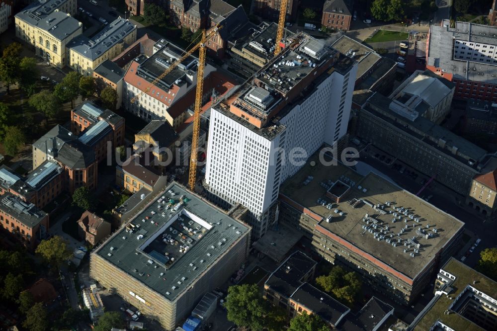 Berlin aus der Vogelperspektive: Sanierungs- und Umbauarbeiten am Hochhaus des Bettenturmes im Universitätsklinikum Campus Charite Mitte ( CCM ) im Ortsteil Mitte in Berlin