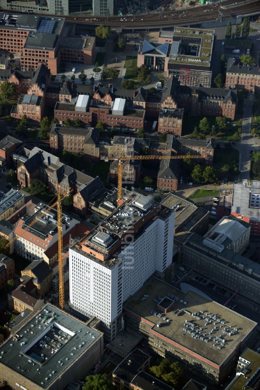 Luftbild Berlin - Sanierungs- und Umbauarbeiten am Hochhaus des Bettenturmes im Universitätsklinikum Campus Charite Mitte ( CCM ) im Ortsteil Mitte in Berlin