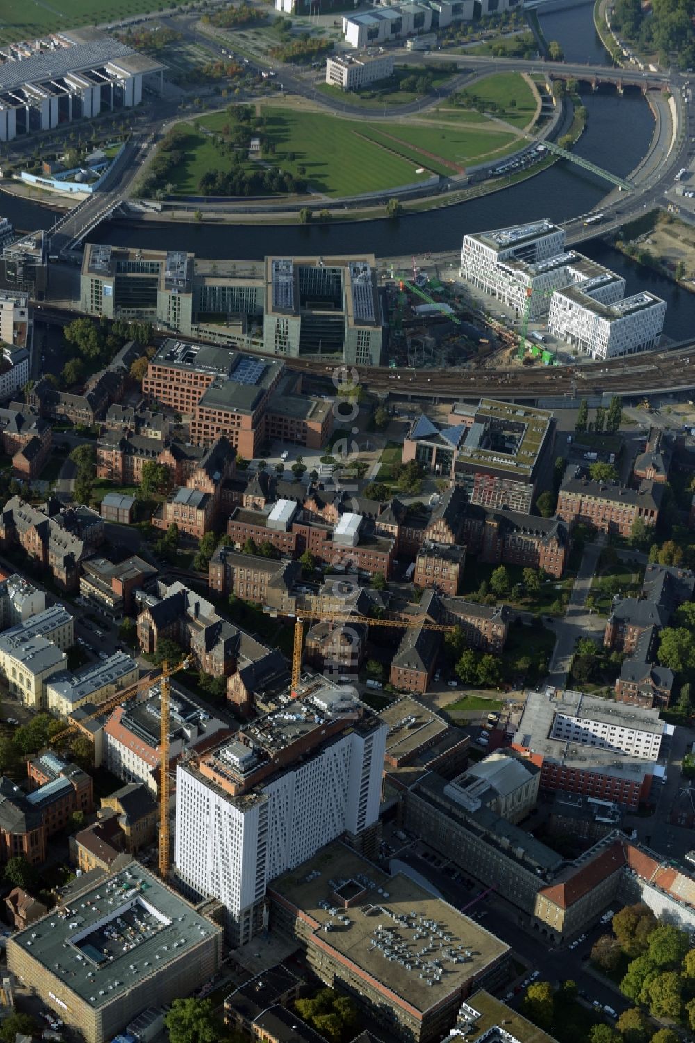 Luftaufnahme Berlin - Sanierungs- und Umbauarbeiten am Hochhaus des Bettenturmes im Universitätsklinikum Campus Charite Mitte ( CCM ) im Ortsteil Mitte in Berlin