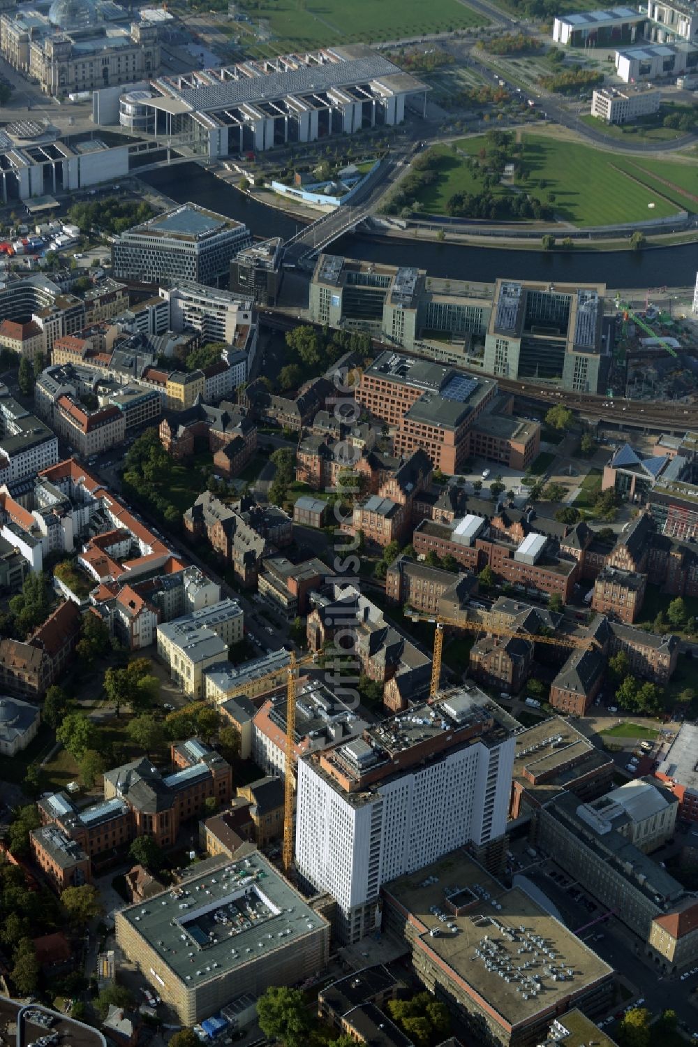 Berlin von oben - Sanierungs- und Umbauarbeiten am Hochhaus des Bettenturmes im Universitätsklinikum Campus Charite Mitte ( CCM ) im Ortsteil Mitte in Berlin