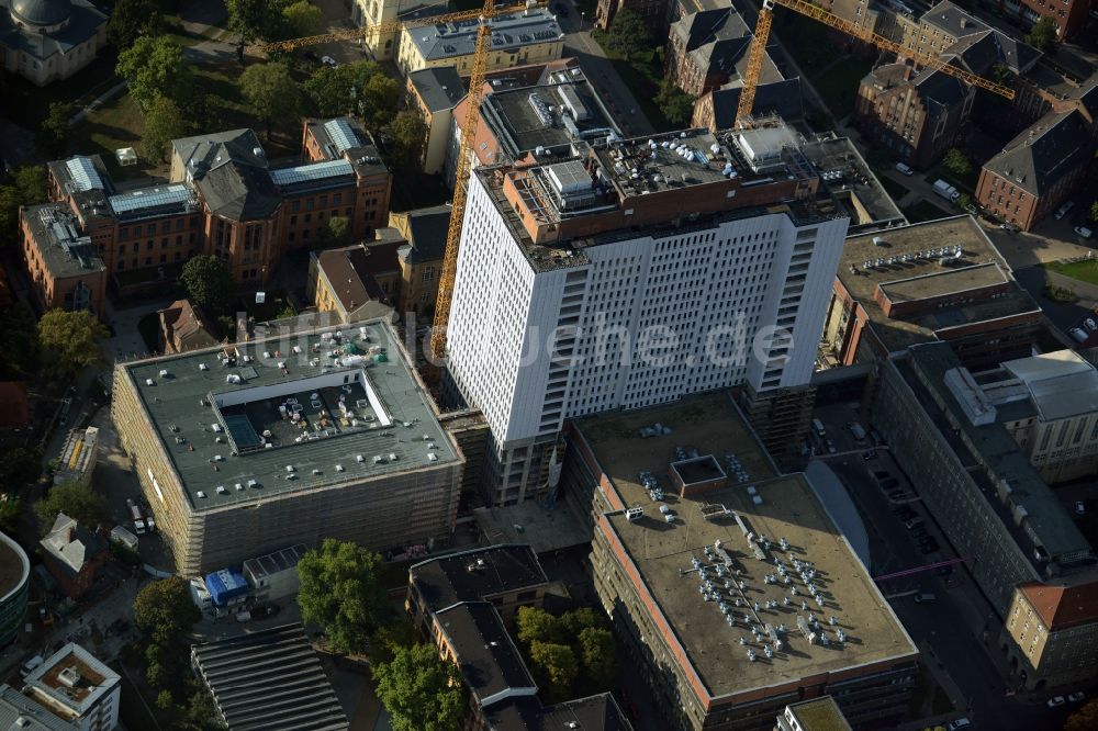 Berlin aus der Vogelperspektive: Sanierungs- und Umbauarbeiten am Hochhaus des Bettenturmes im Universitätsklinikum Campus Charite Mitte ( CCM ) im Ortsteil Mitte in Berlin