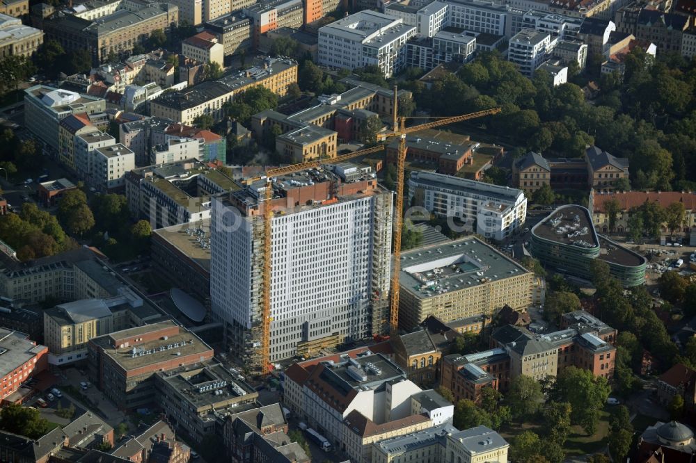 Luftbild Berlin - Sanierungs- und Umbauarbeiten am Hochhaus des Bettenturmes im Universitätsklinikum Campus Charite Mitte ( CCM ) im Ortsteil Mitte in Berlin