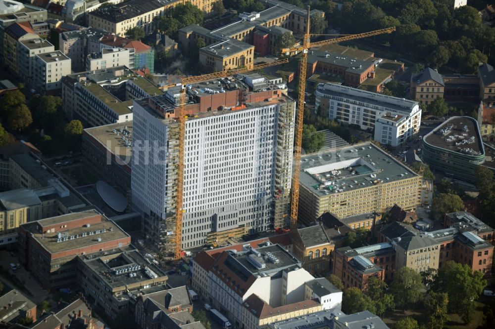 Luftaufnahme Berlin - Sanierungs- und Umbauarbeiten am Hochhaus des Bettenturmes im Universitätsklinikum Campus Charite Mitte ( CCM ) im Ortsteil Mitte in Berlin