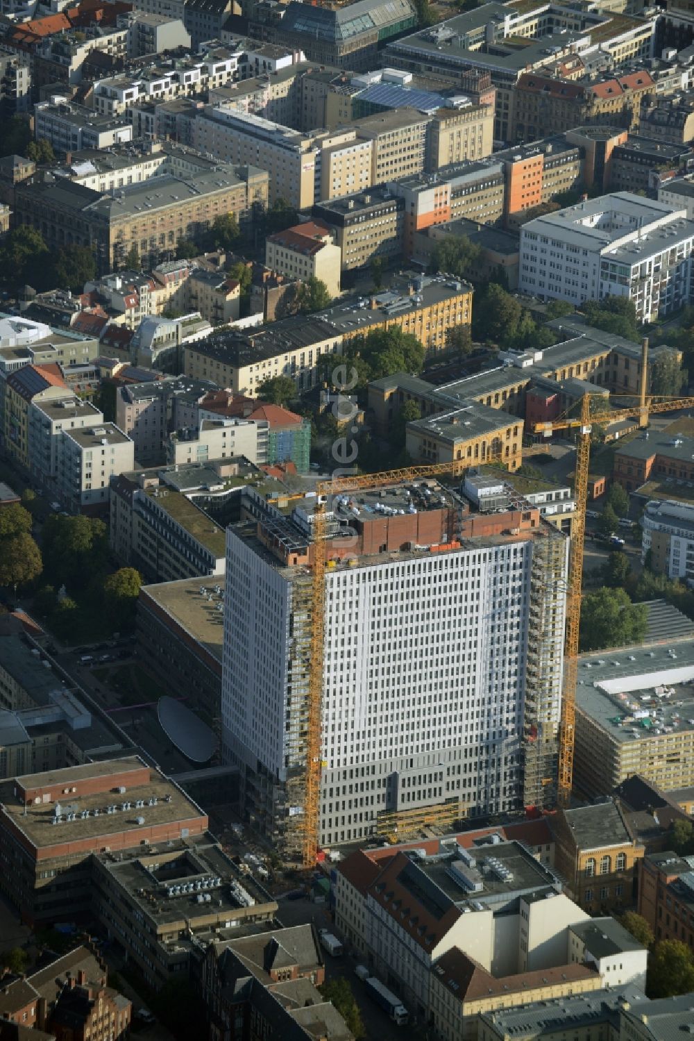 Berlin von oben - Sanierungs- und Umbauarbeiten am Hochhaus des Bettenturmes im Universitätsklinikum Campus Charite Mitte ( CCM ) im Ortsteil Mitte in Berlin