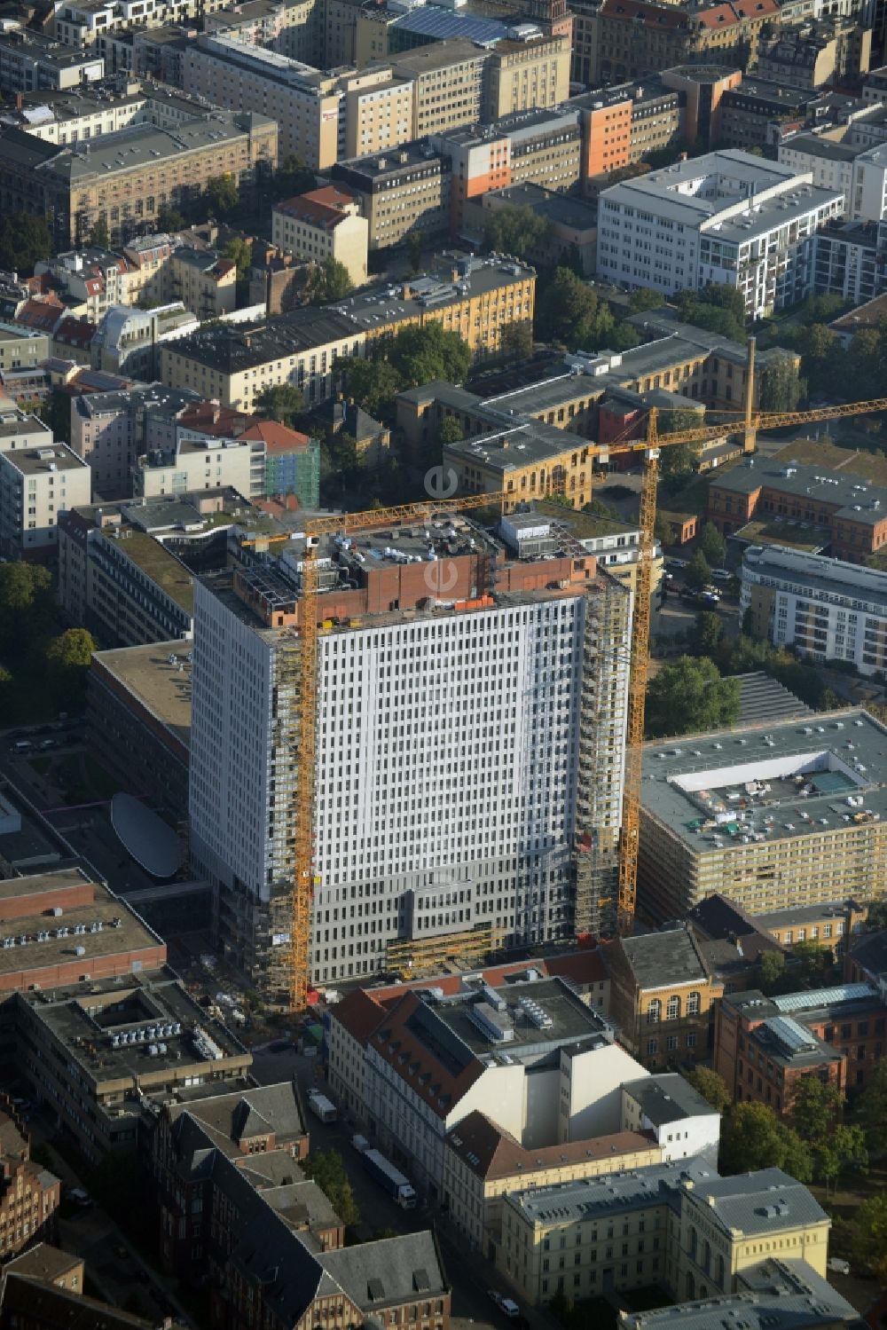 Berlin aus der Vogelperspektive: Sanierungs- und Umbauarbeiten am Hochhaus des Bettenturmes im Universitätsklinikum Campus Charite Mitte ( CCM ) im Ortsteil Mitte in Berlin