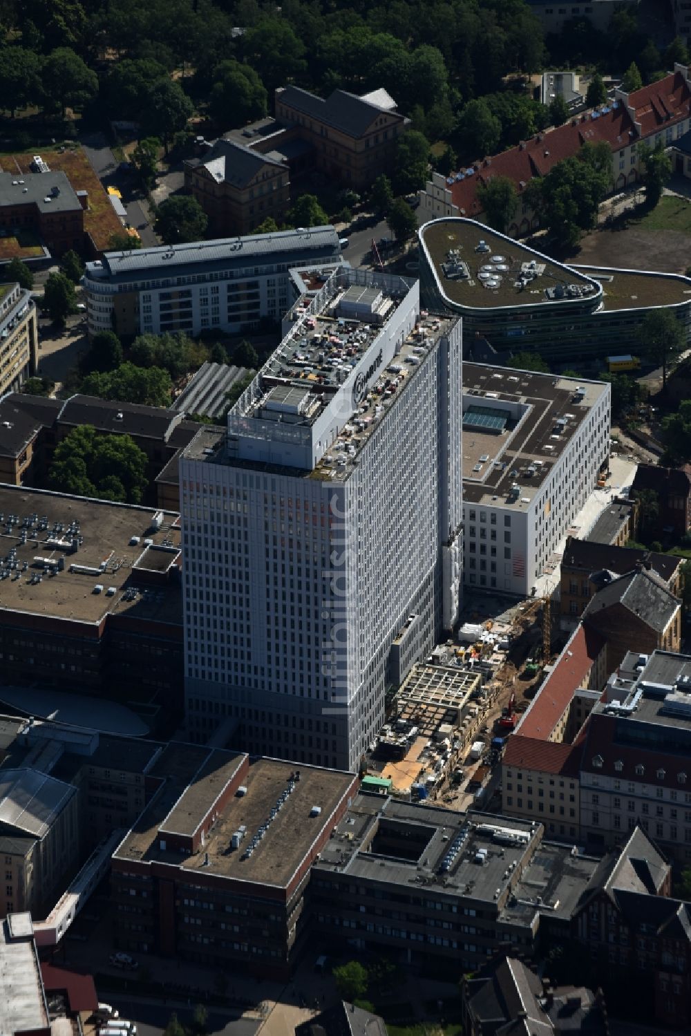 Luftaufnahme Berlin - Sanierungs- und Umbauarbeiten am Hochhaus des Bettenturmes im Universitätsklinikum Campus Charite Mitte ( CCM ) im Ortsteil Mitte in Berlin