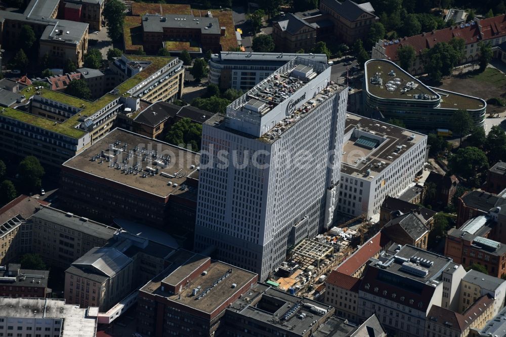 Berlin von oben - Sanierungs- und Umbauarbeiten am Hochhaus des Bettenturmes im Universitätsklinikum Campus Charite Mitte ( CCM ) im Ortsteil Mitte in Berlin