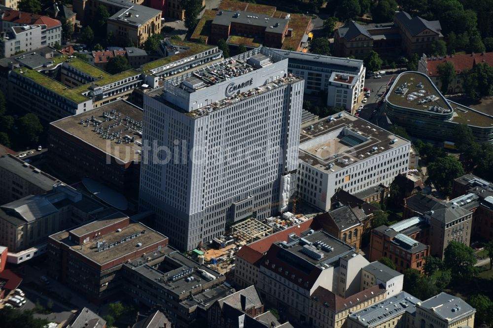 Berlin aus der Vogelperspektive: Sanierungs- und Umbauarbeiten am Hochhaus des Bettenturmes im Universitätsklinikum Campus Charite Mitte ( CCM ) im Ortsteil Mitte in Berlin