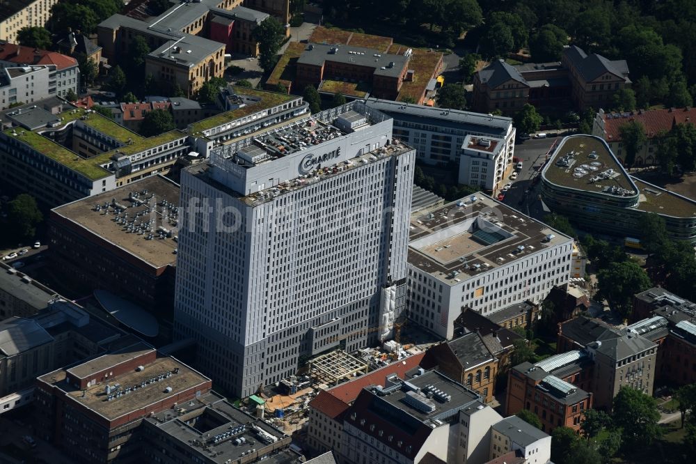 Luftbild Berlin - Sanierungs- und Umbauarbeiten am Hochhaus des Bettenturmes im Universitätsklinikum Campus Charite Mitte ( CCM ) im Ortsteil Mitte in Berlin