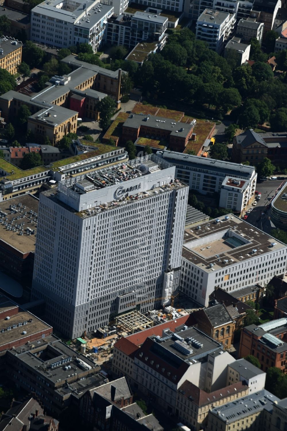 Luftaufnahme Berlin - Sanierungs- und Umbauarbeiten am Hochhaus des Bettenturmes im Universitätsklinikum Campus Charite Mitte ( CCM ) im Ortsteil Mitte in Berlin