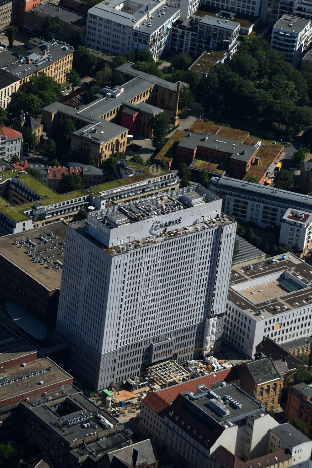 Berlin von oben - Sanierungs- und Umbauarbeiten am Hochhaus des Bettenturmes im Universitätsklinikum Campus Charite Mitte ( CCM ) im Ortsteil Mitte in Berlin