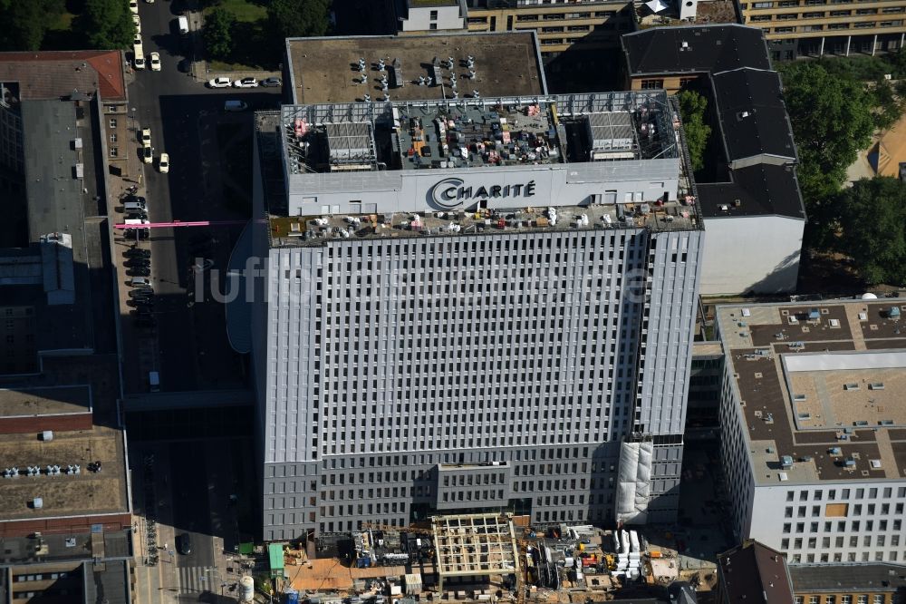 Berlin aus der Vogelperspektive: Sanierungs- und Umbauarbeiten am Hochhaus des Bettenturmes im Universitätsklinikum Campus Charite Mitte ( CCM ) im Ortsteil Mitte in Berlin