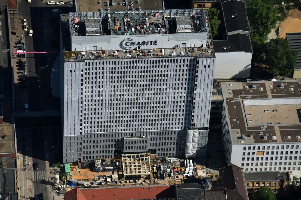 Luftbild Berlin - Sanierungs- und Umbauarbeiten am Hochhaus des Bettenturmes im Universitätsklinikum Campus Charite Mitte ( CCM ) im Ortsteil Mitte in Berlin