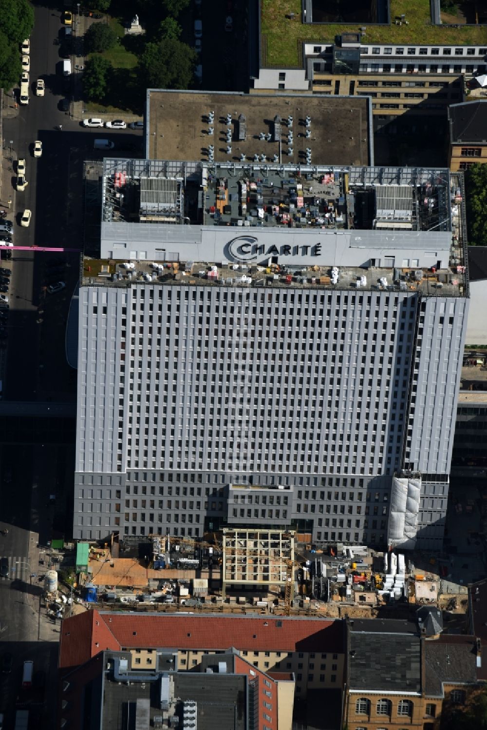 Luftaufnahme Berlin - Sanierungs- und Umbauarbeiten am Hochhaus des Bettenturmes im Universitätsklinikum Campus Charite Mitte ( CCM ) im Ortsteil Mitte in Berlin