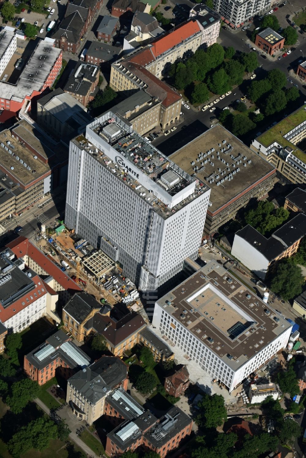 Luftaufnahme Berlin - Sanierungs- und Umbauarbeiten am Hochhaus des Bettenturmes im Universitätsklinikum Campus Charite Mitte ( CCM ) im Ortsteil Mitte in Berlin