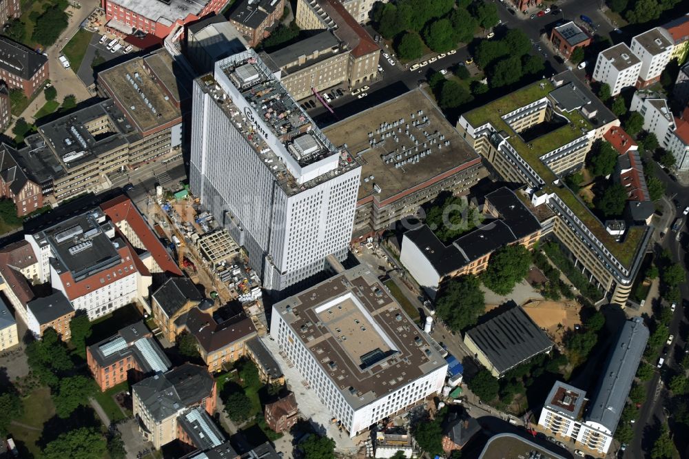 Berlin von oben - Sanierungs- und Umbauarbeiten am Hochhaus des Bettenturmes im Universitätsklinikum Campus Charite Mitte ( CCM ) im Ortsteil Mitte in Berlin