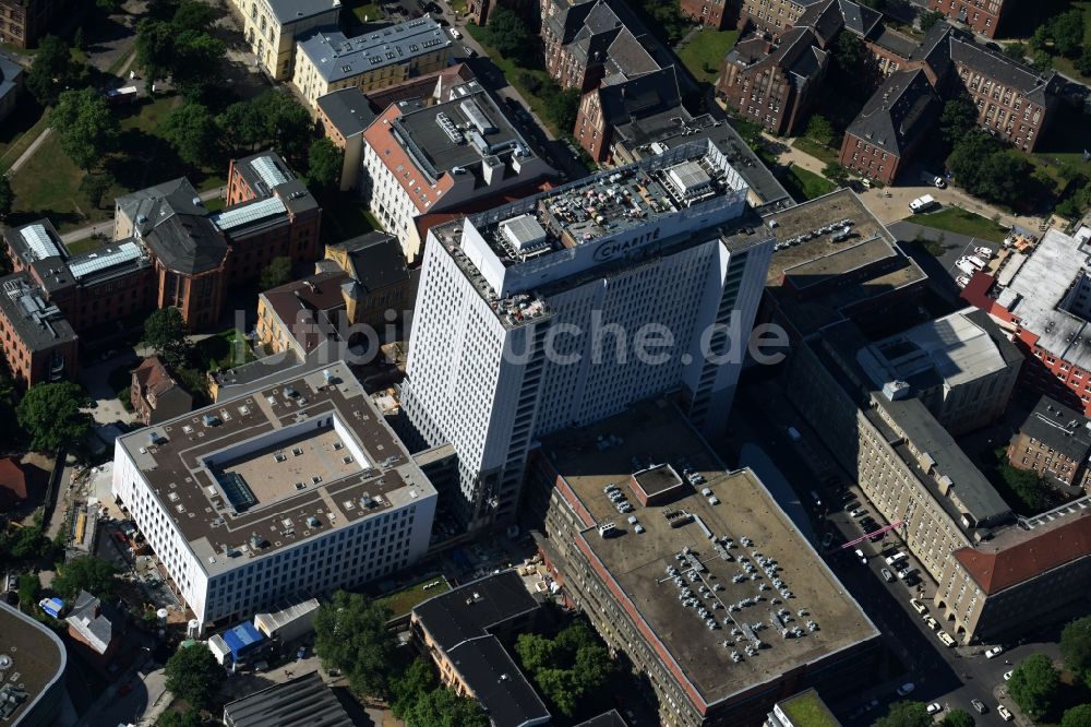 Berlin aus der Vogelperspektive: Sanierungs- und Umbauarbeiten am Hochhaus des Bettenturmes im Universitätsklinikum Campus Charite Mitte ( CCM ) im Ortsteil Mitte in Berlin